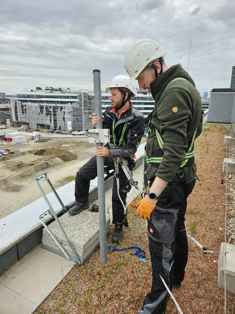 Mounting a Timelapserobot camera mast on a construction site