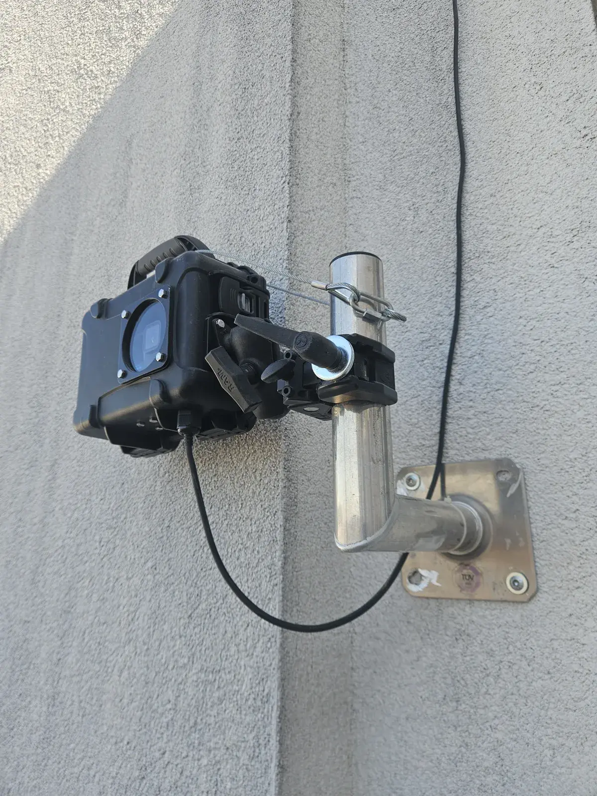 Timelapserobot wall-mounted on a stainless steel arm